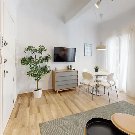 Friendly Center Apartment *